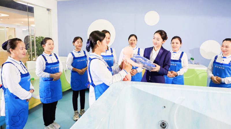 月嫂服务的价格通常按天计算，具体价格会受到以下几个因素的影响：